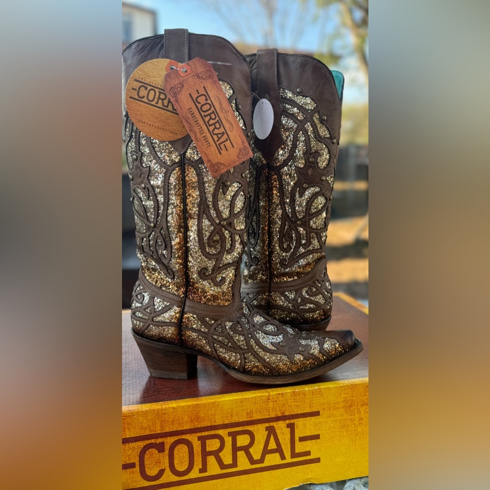 Brand New Ladies Western Corral Boots, Size 8  has Golden Luminary Roots.